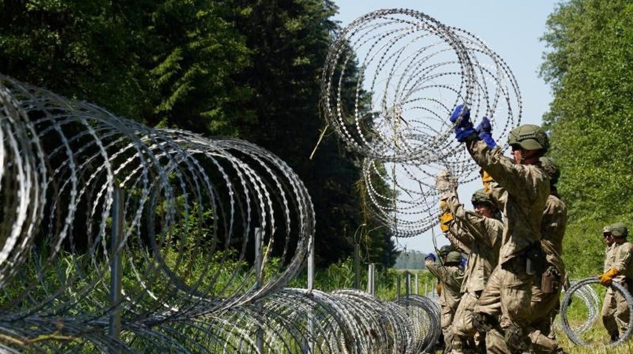 Militares instalan una concertina en la frontera entre Lituania y Bielorrusia el pasado julio