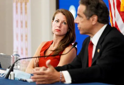 La dimisionaria secretaria del gobernador, Melissa DeRosa, escucha a Andrew Cuomo durante una rueda de prensa en mayo de 2020