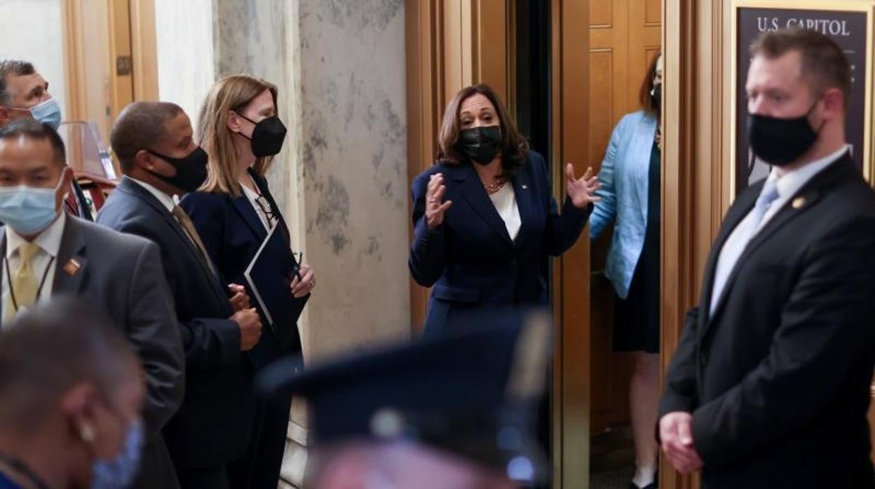 La vicepresidenta de EE. UU., Kamala Harris, saluda a su llegada antes de la votación del Senado