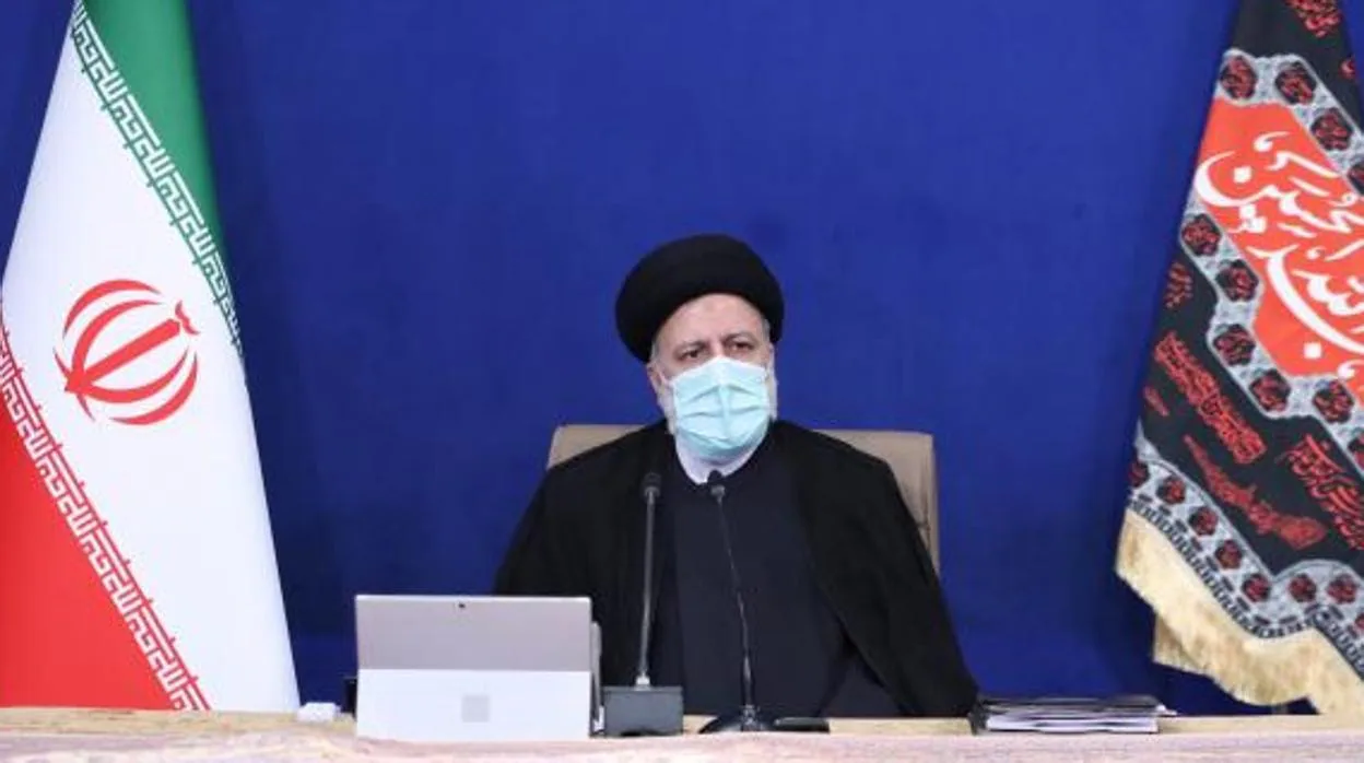 El presidente iraní Ebrahim Raisi encabeza una reunión del gabinete