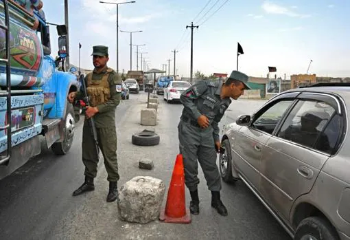 Agentes afganos realizan controles en una carretera en Kabul