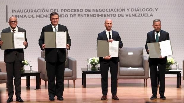 Las delegaciones de Maduro y Guaidó firman un memorando que contempla acuerdos parciales