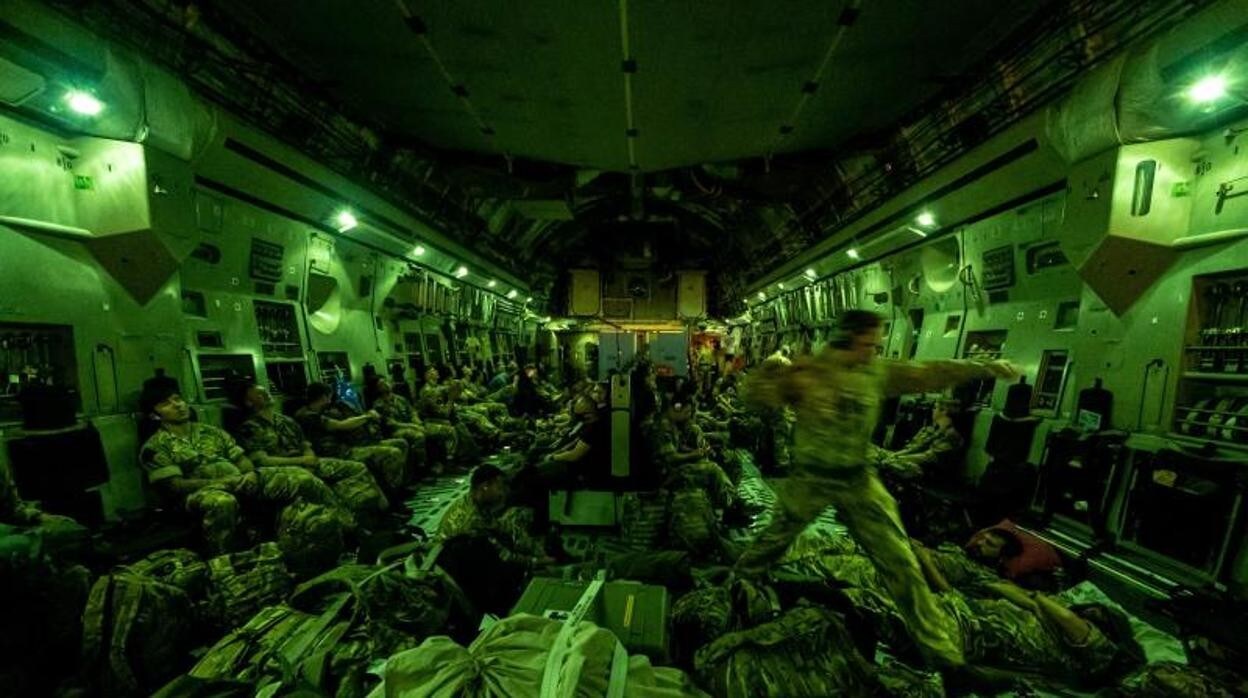 Tropas del Reino Unido, embarcadas en una aeronave para desplegarse en Afganistán durante la evacuación de los ciudadanos británicos en el país