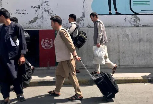 Pasajeros afganos se dirigen hacia el aeropuerto de la capital