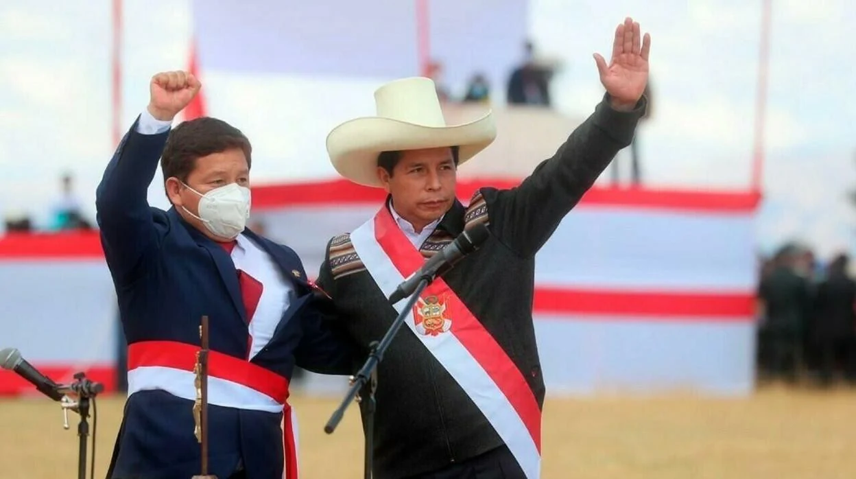 El primer ministro peruano, Guido Bellido, junto al presidente Pedro Castillo