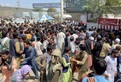 Una multitud intentaba acceder este lunes al aeropuerto de Kabul