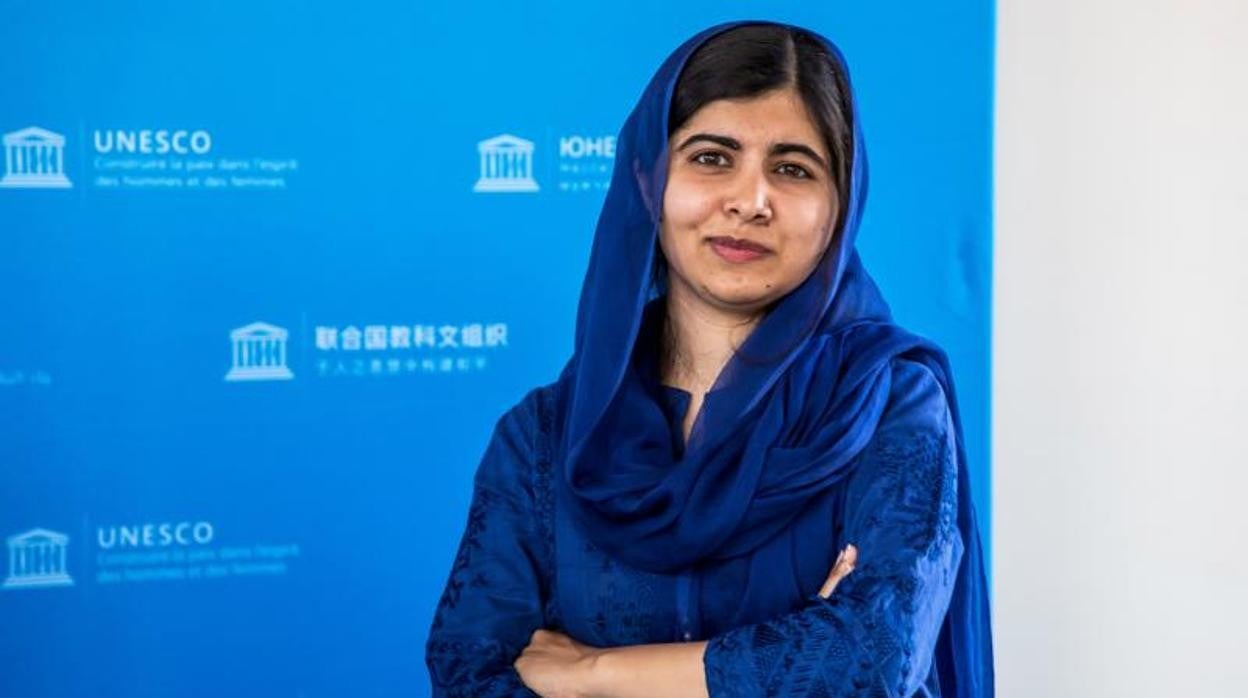 Malala Yousafzai posa para las fotografías durante la Cumbre de Ministros del G7 en 2019