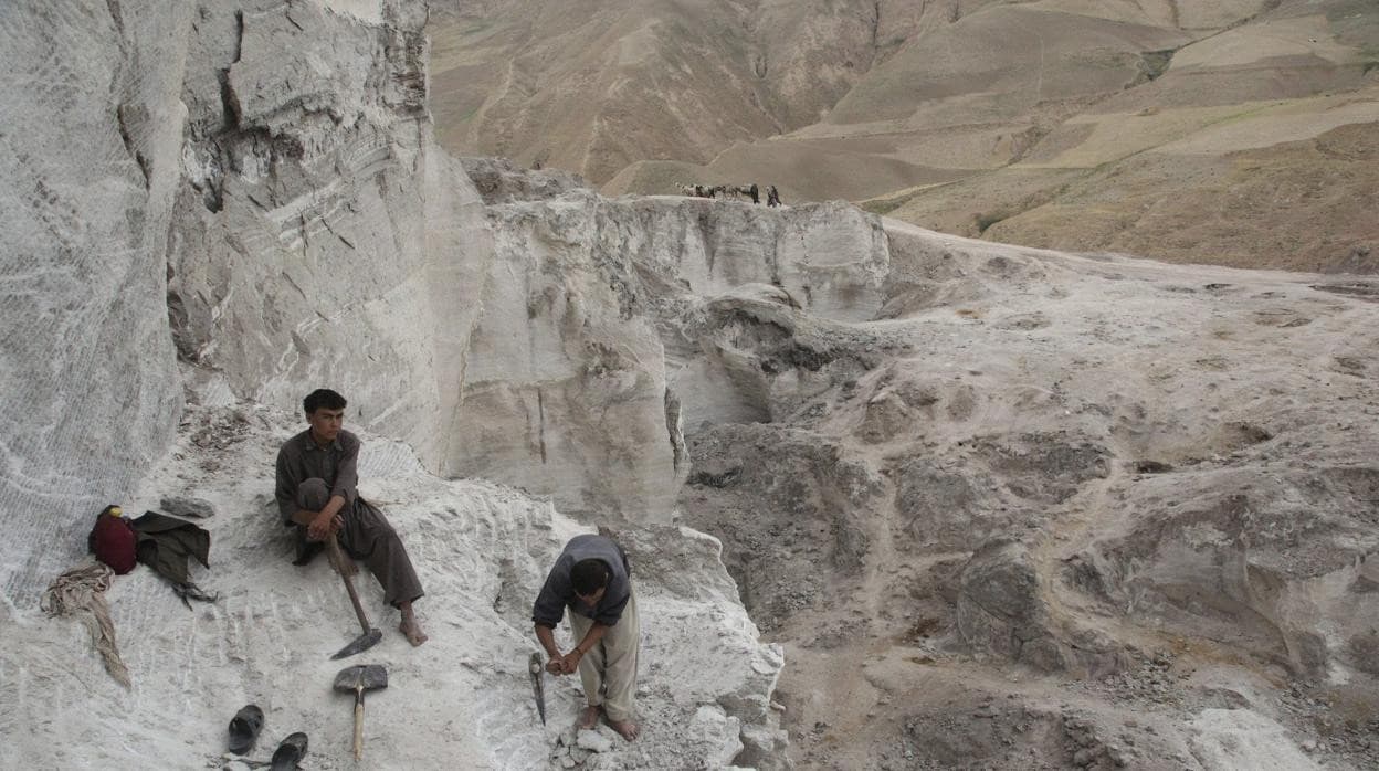 Afganos trabajan en una minería