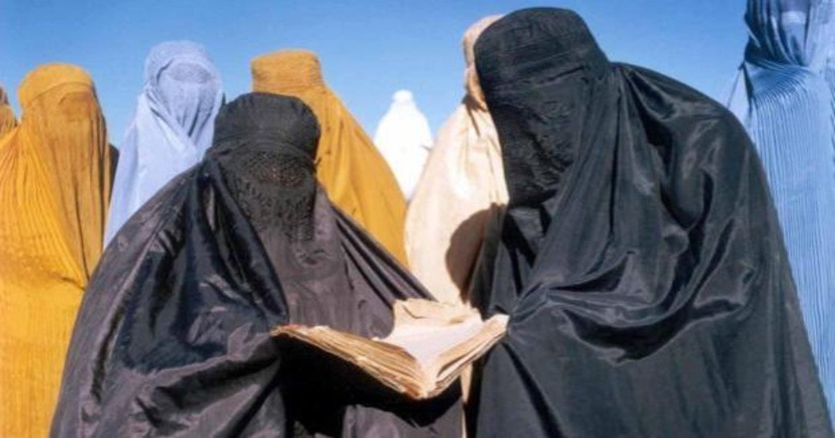 Mujeres llevando burka en Afganistán