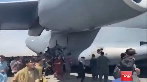 Hallan restos humanos en el tren de aterrizaje del avión de EE.UU. que partió el lunes de Kabul