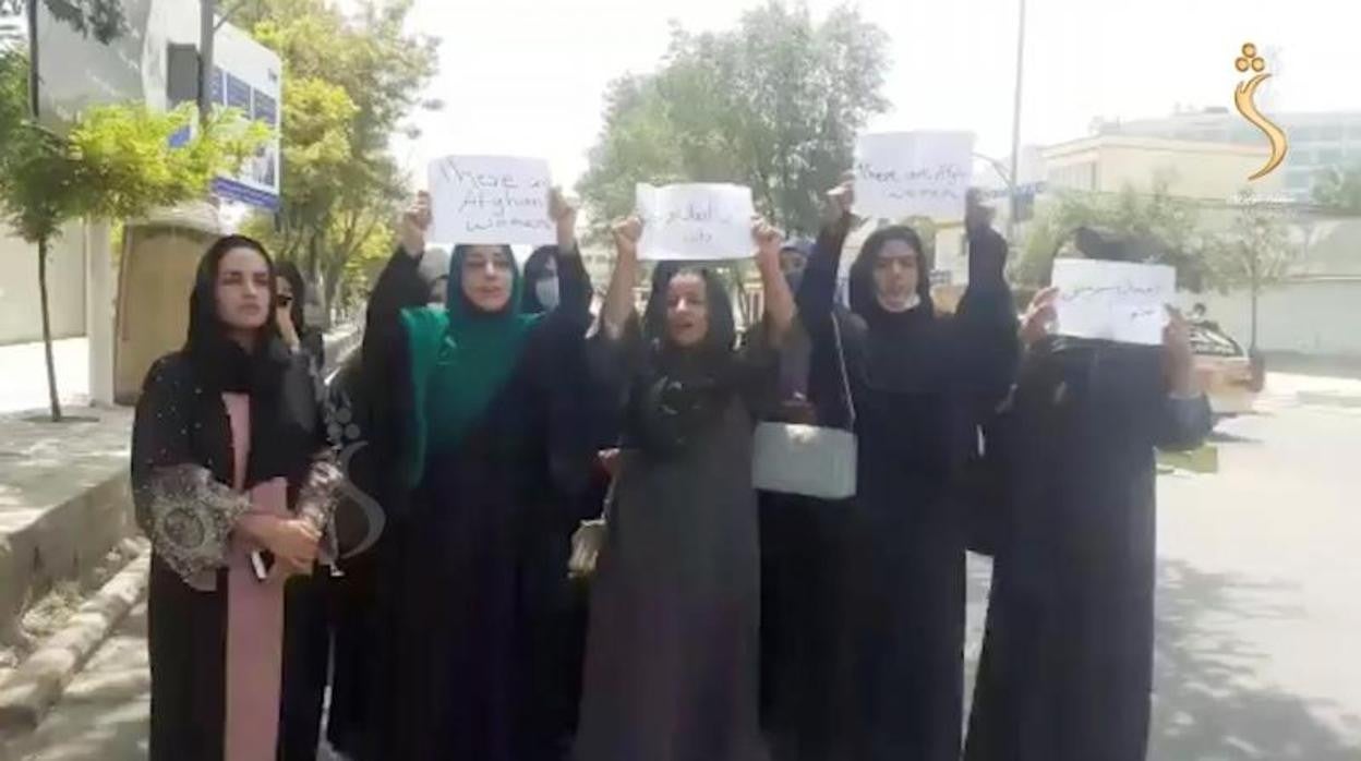 Un grupo de mujeres realiza una protesta callejera pidiendo a los talibanes que protejan sus derechos, en Kabul