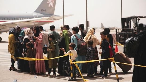 Caos en el aeropuerto de Kabul: los talibanes agreden con candados de bicicleta a quienes intentan acceder