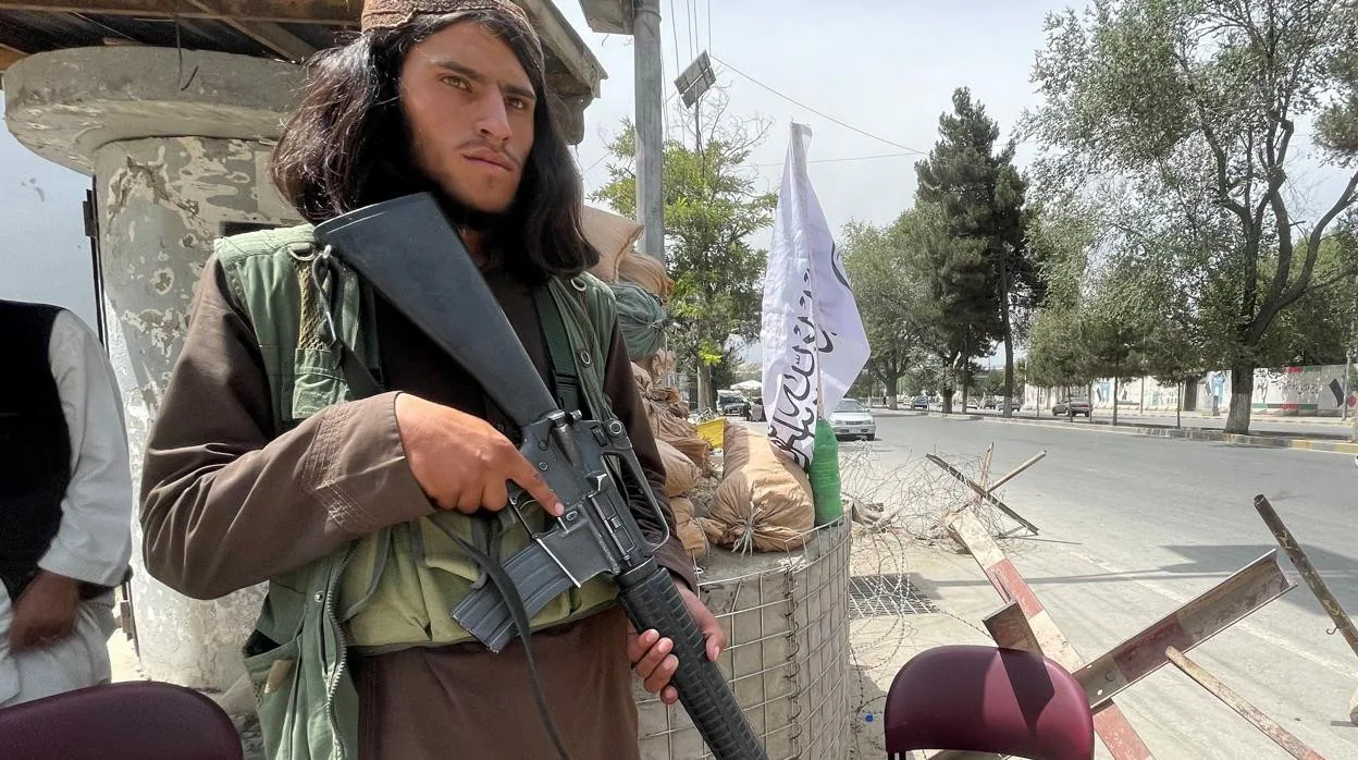 Un talibán en un puesto de control en el centro de Kabul