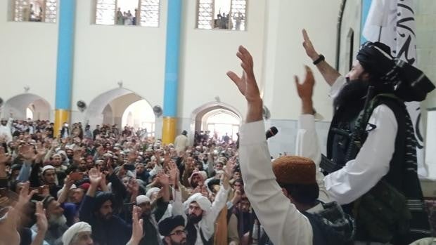 Uno de los talibanes más buscados por EE.UU.,                al frente de la oración del viernes en Kabul
