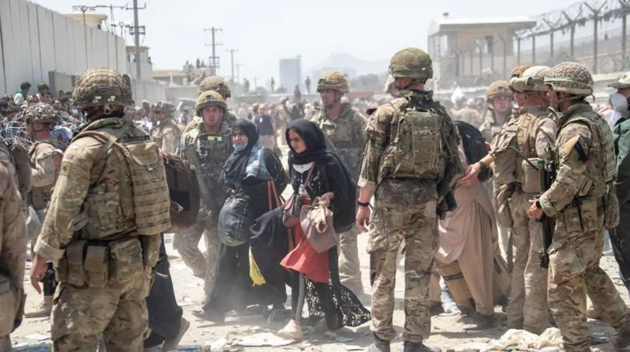 Miembros del ejército británico y estadounidense participan en la misión de evacuación en el aeropuerto de Kabul