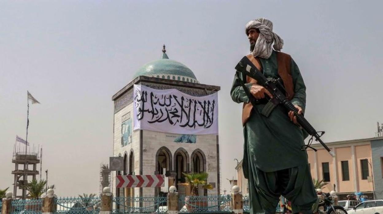 Un combatiente talibán hace guardia en un puesto de control en Kandahar