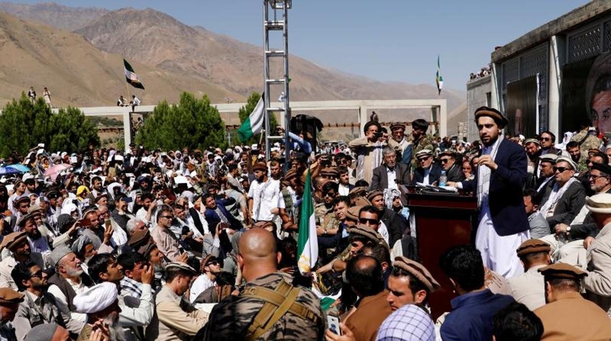 Ahmad Massoud habla con sus partidarios en Bazarak, provincia de Panshir