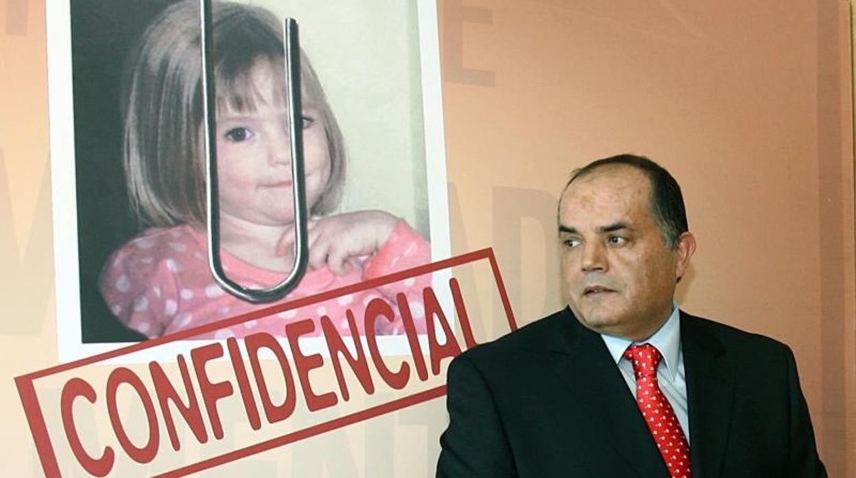 El exdetective de la Policía Judiciaria Goncalo Amaral posa junto a un cartel con su libro en 2008