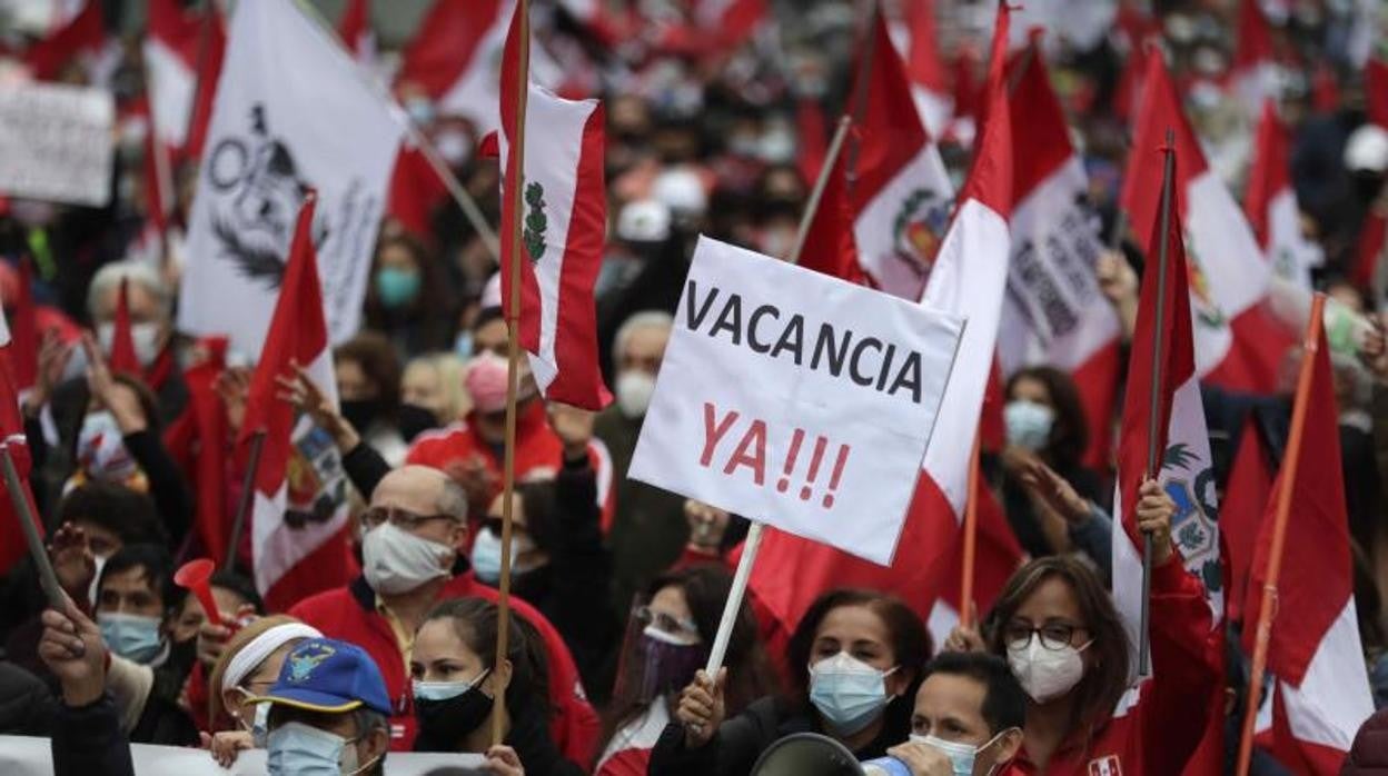 Manifestantes piden la destitución del presidente peruano Pedro Castillo