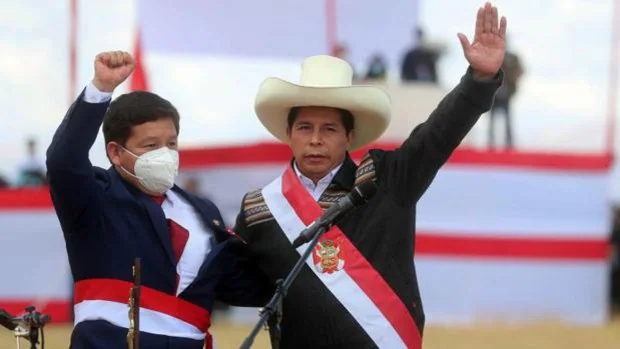 Las luchas internas en el Gobierno de Perú hacen tambalearse al primer ministro, Guido Bellido