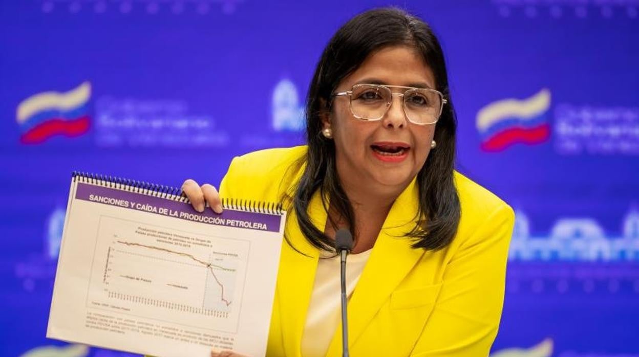 La vicepresidenta de Venezuela, Delcy Rodríguez, muestra las supuestas evidencias