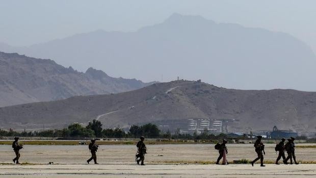 Un avión italiano despega entre disparos cuando evacuaba a 100 civiles en el aeropuerto de Kabul