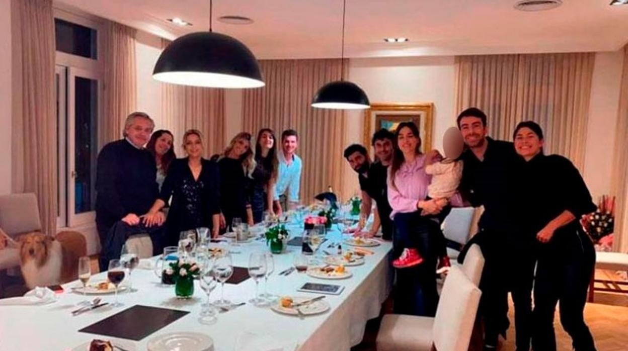 Fotografía de la fiesta de cumpleaños de Fabiola Yáñez, su compañera, en pleno confinamiento el año pasado