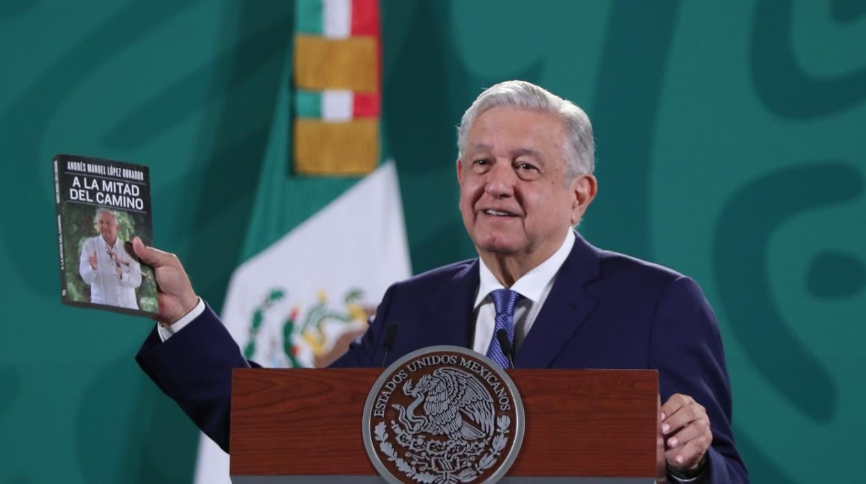 López Obrador publica su nuevo libro «A la mitad del camino»