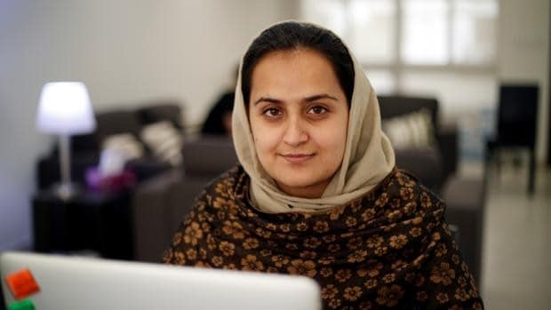 La periodista afgana que huyó de su país tras entrevistar a un líder talibán