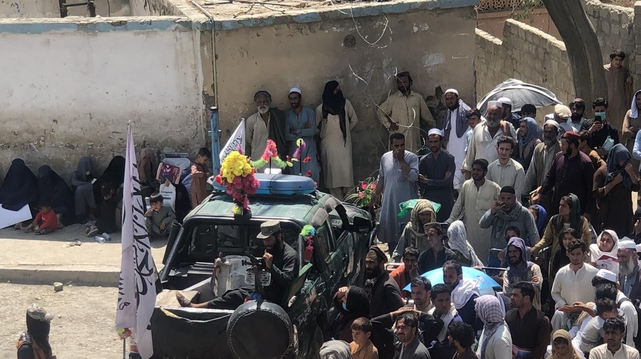 Grupos de afganos junto al paso fronterizo de Torkham