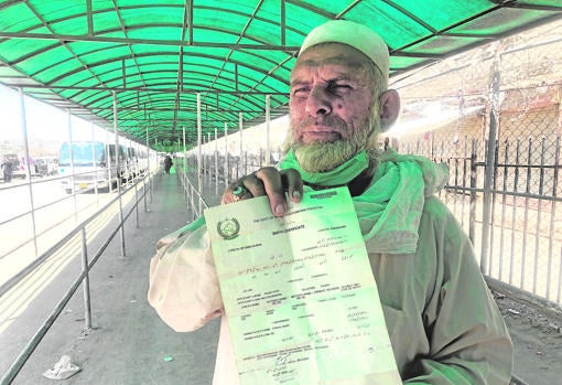 Ajbar espera a su hija, que desde que se casó hace 10 años no ha vuelto de Jalalabad (Afganistán)