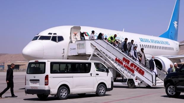 El aeropuerto de Kabul recupera parte de su actividad con los primeros vuelos internos