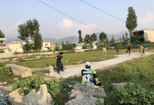 Niños jugando al críquet