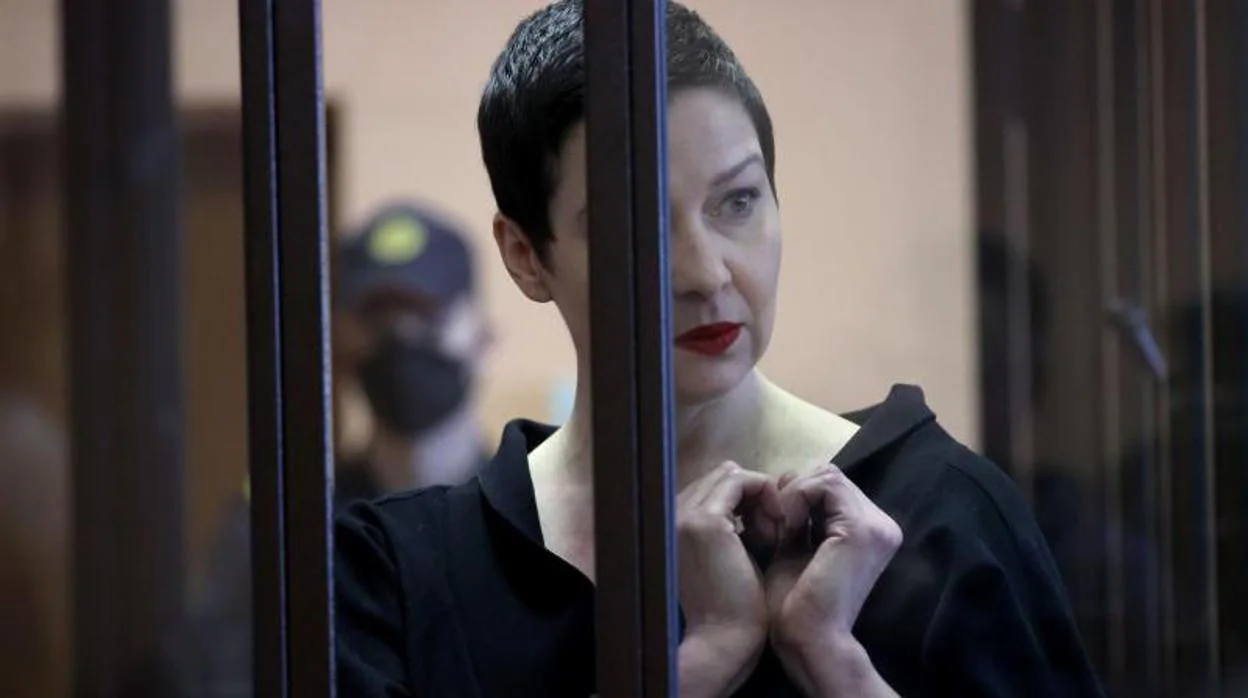 Kolesnikova forma un corazón con las esposas dentro de la jaula de los acusados en la audiencia judicial ​