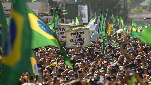 Bolsonaro muestra su fuerza en las calles y debilita el juego político