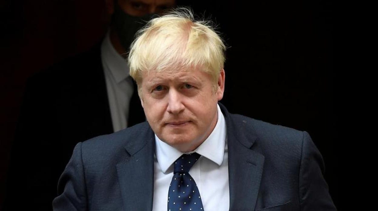 El primer ministro británico Johnson abandona Downing Street en Londres