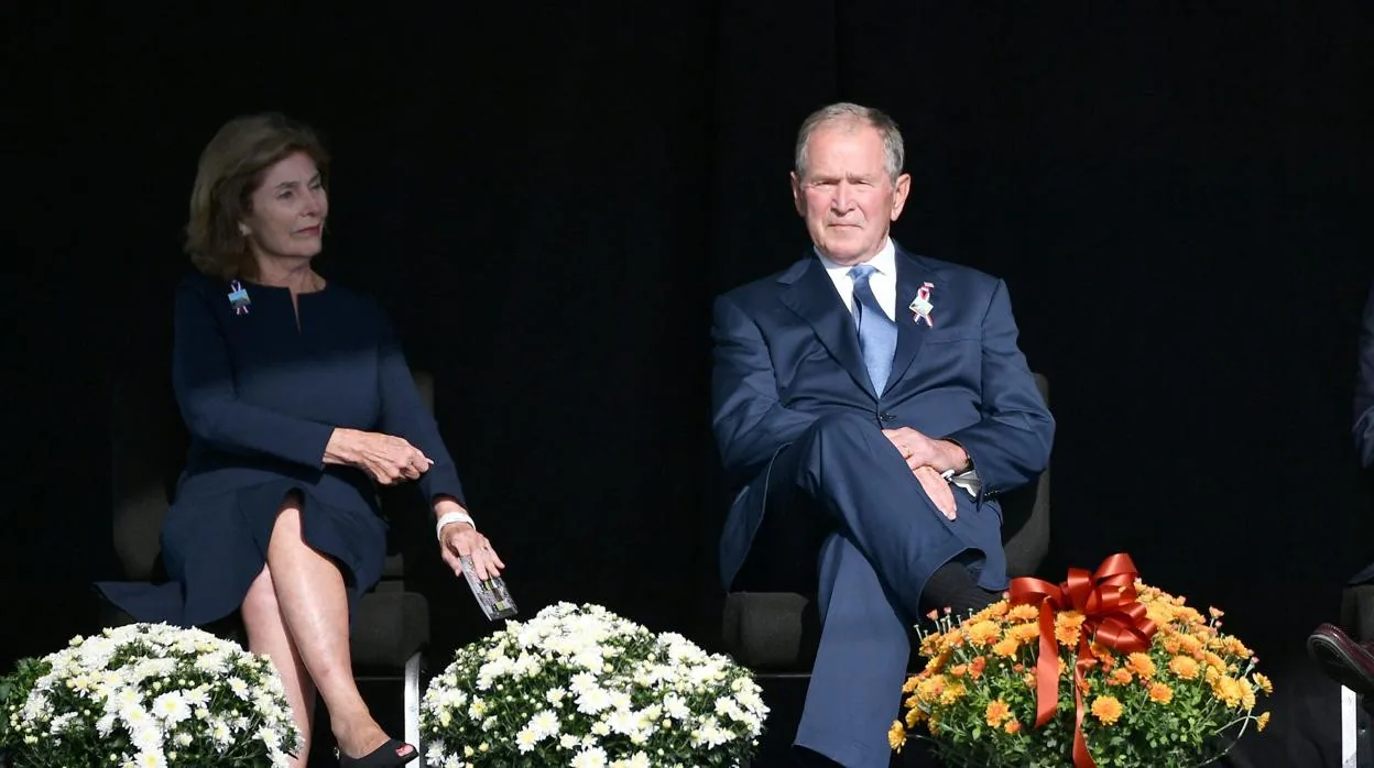 El expresidente George W. Bush, con su esposa Laura Bush, durante los actos de este sábado