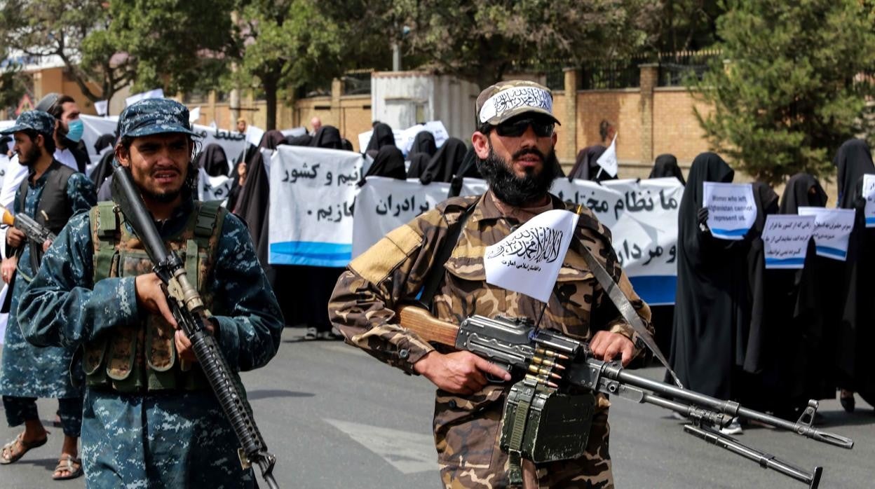 Milicianos talibanes vigilan cómo transcurre la marcha de mujeres en apoyo al régimen talibán