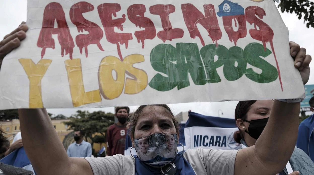 Ciudadanos nicaragüenses radicados en Costa Rica protestan en las calles en contra del gobierno del presidente de Nicaragua, Daniel Ortega