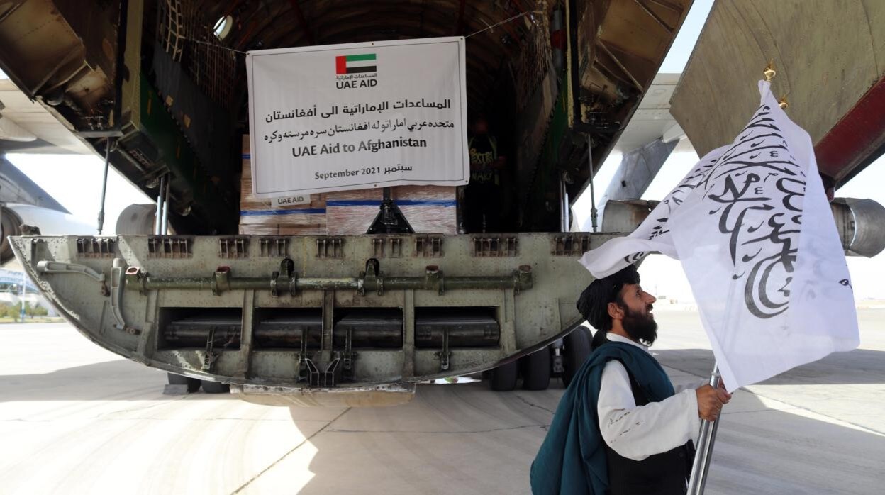 Los trabajadores del aeropuerto descargan alimentos y suministros médicos donados por los Emiratos Árabes Unidos para el pueblo afgano