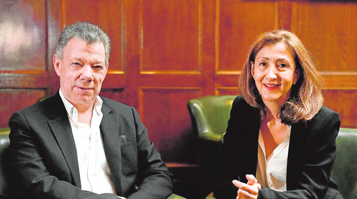 El expresidente Santos e Ingrid Betancourt posan juntos en Madrid durante la presentación del libro