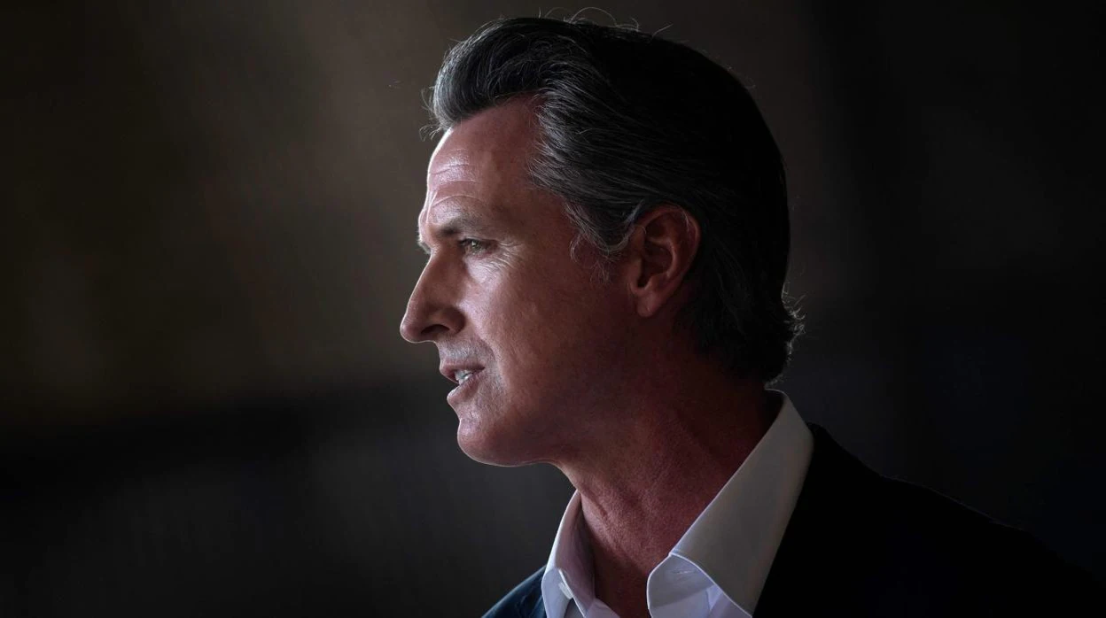 El gobernador de California gana las elecciones para mantenerse en el cargo