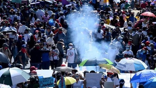 Miles de salvadoreños se manifiestan contra Bukele