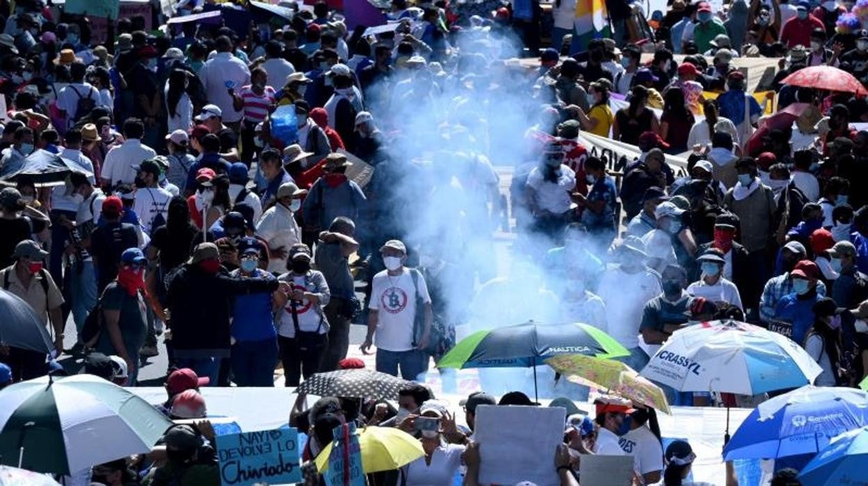 La gente protesta contra las políticas del presidente Nayib Bukele