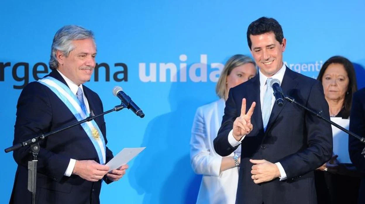 Alberto Fernández toma juramento al ministro del interior, Eduardo Wado de Pedro, en 2019