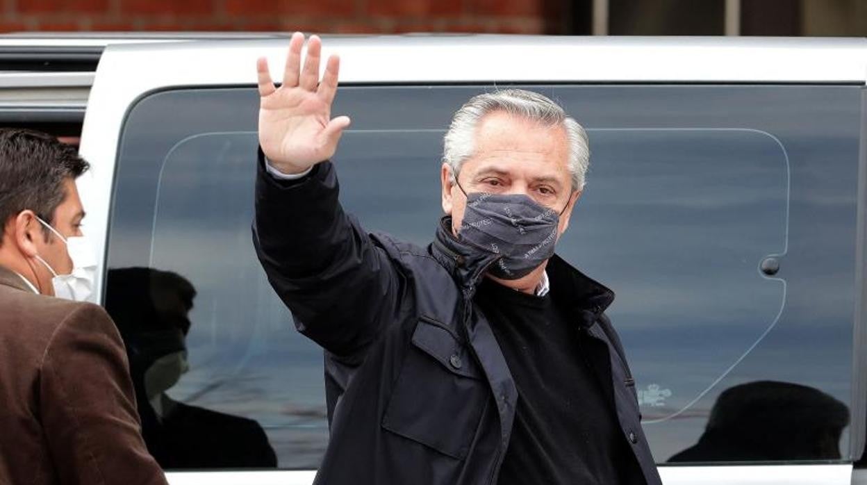 El presidente de Argentina, Alberto Fernández, saluda a su llegada a un colegio electoral