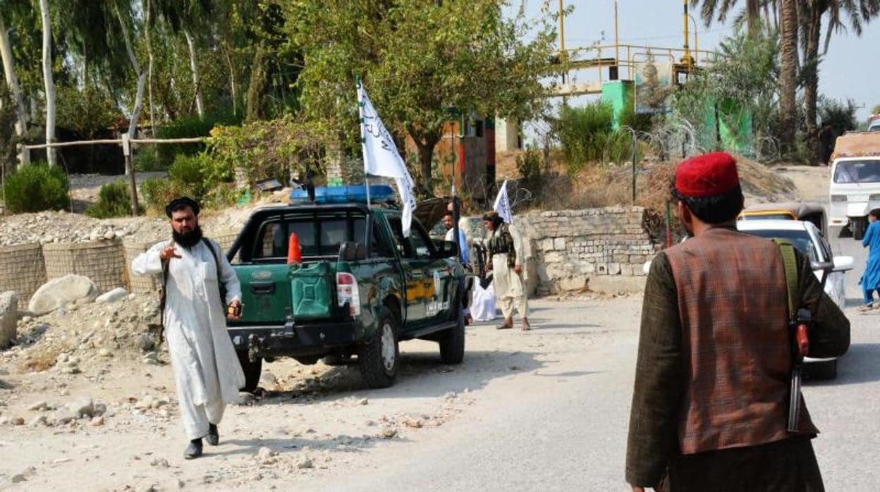 Talibanes inspeccionan cerca del lugar de la explosión en Jalalabad