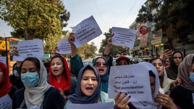 Decenas de mujeres protestan en Kabul reclamando sus puestos de trabajo y su derecho a la educación