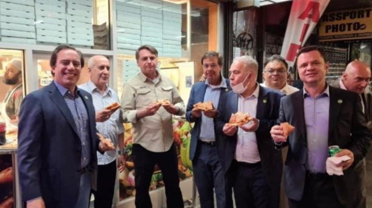 Bolsonaro come pizza antes de la Asamblea General de las Naciones Unidas en la ciudad de Nueva York