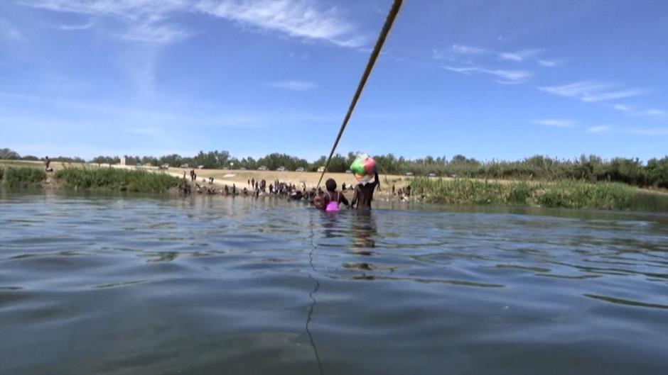 Un grupo de migrantes cruza el Río Grande hacia Estados Unidos